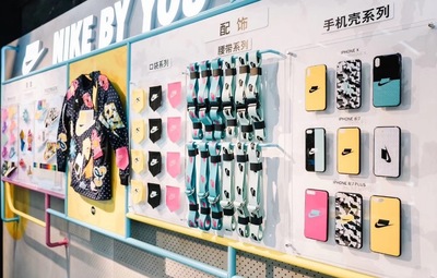 除了DIY球鞋，NIKE還推出服裝專屬定制服務！盡情發揮再也不怕撞衫！手機殼定制服務也來了